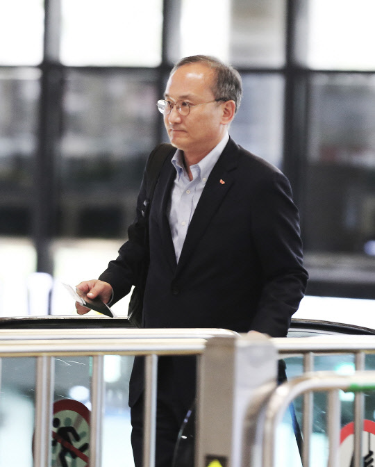 이석희 SK하이닉스 대표이사 사장이 21일 오후 김포국제공항에서 일본행 항공기에 탑승하고 있다. 이 사장은 며칠간 현지에 머물면서 원자재 수급 방안과 일본 정부의 '화이트국가' 제외에 대비한 방안 등을 논의할 것으로 알려졌다. <SK하이닉스 제공>